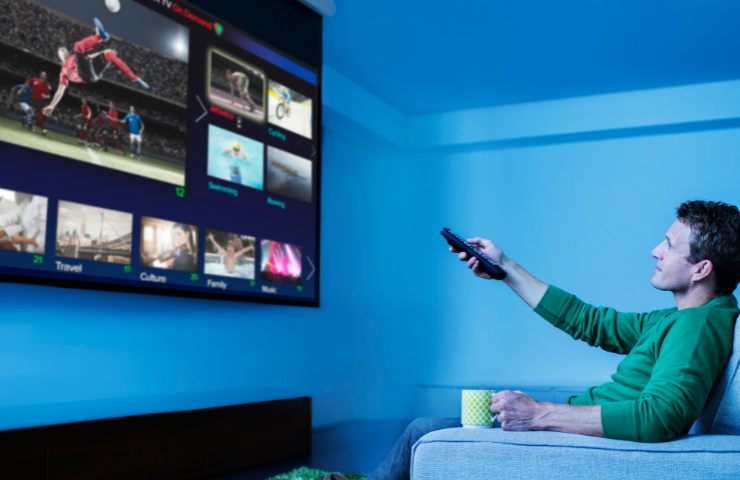 Un uomo che guarda la tv in casa