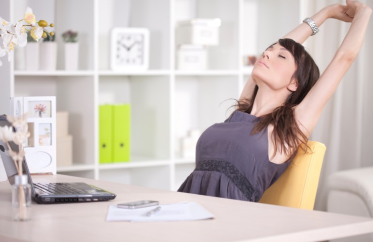 Una donna che fa una pausa sul lavoro