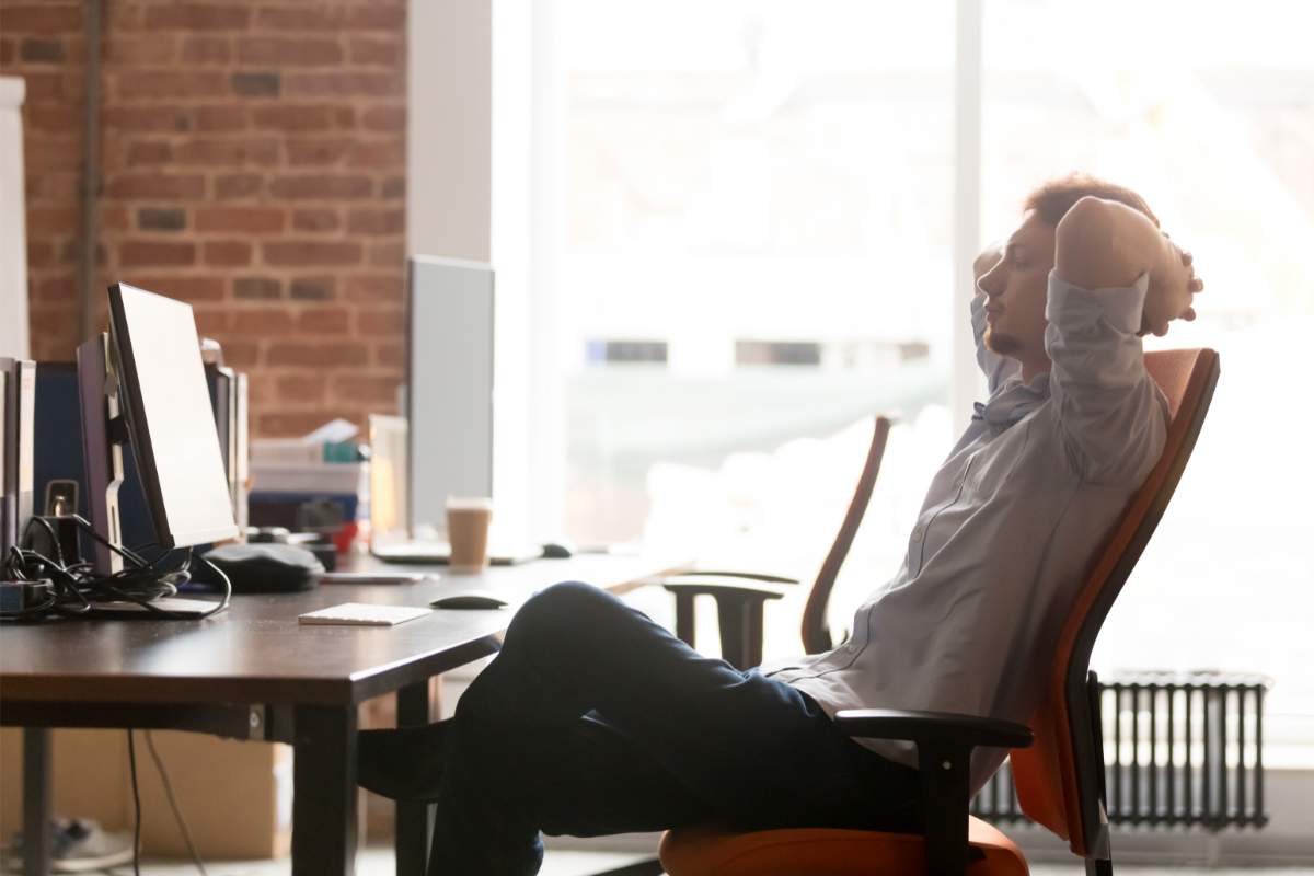 Un uomo che fa una pausa sul lavoro