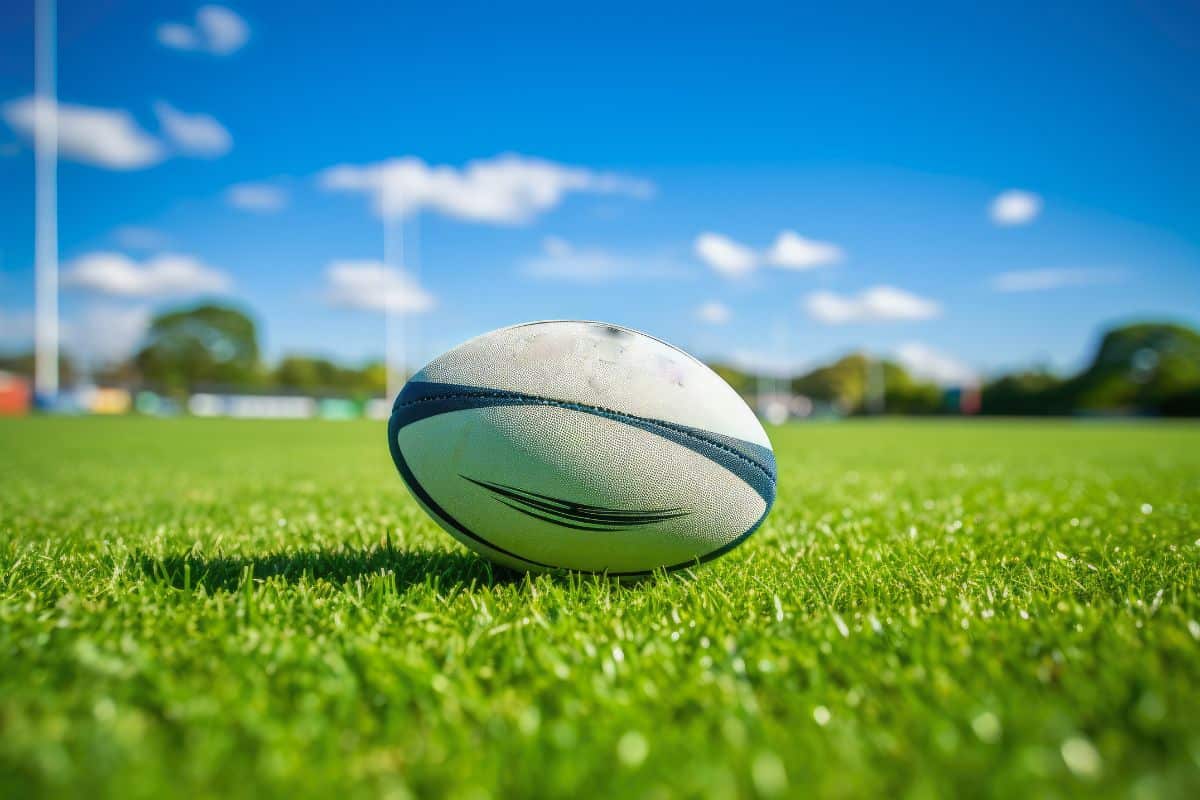 pallone rugby in mezzo al campo da gioco