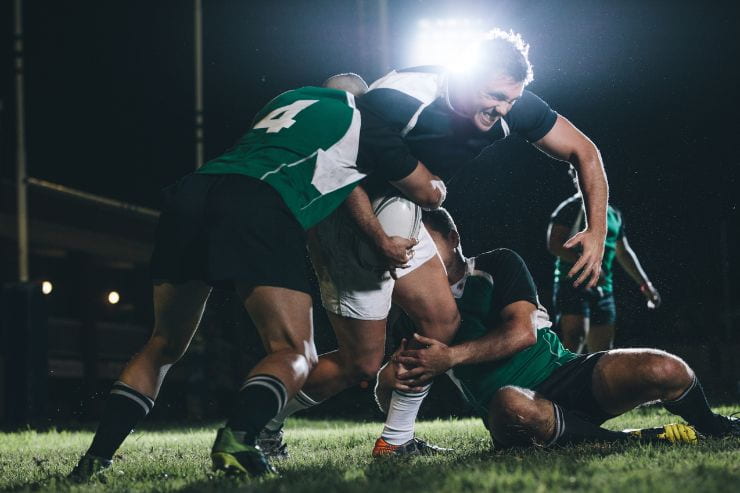 placcaggio durante una partita di rugby 