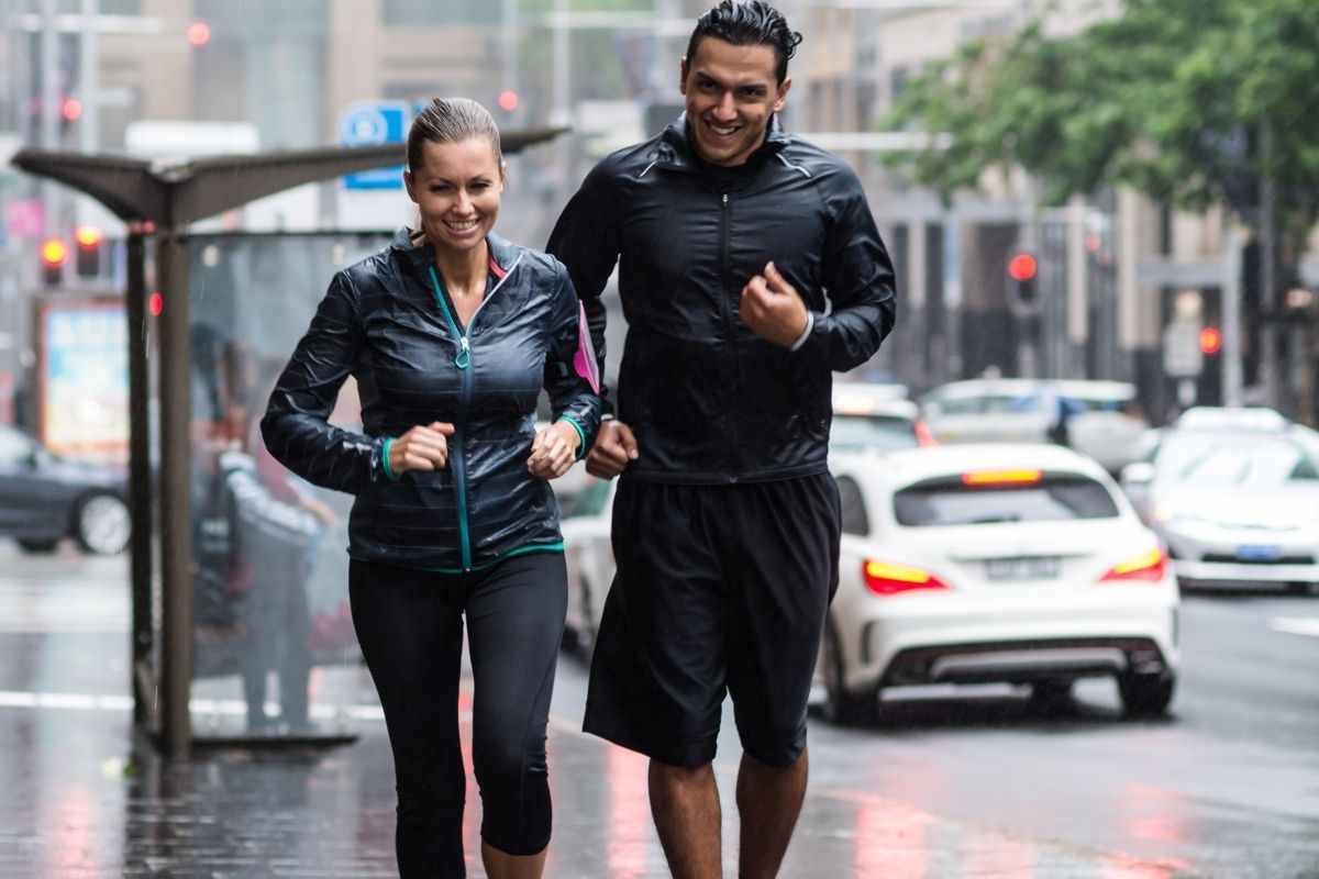 Coppia fa jogging durante un temporale