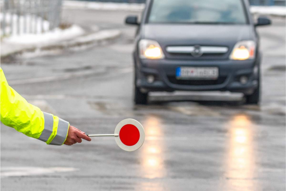 Auto fermata da un agente