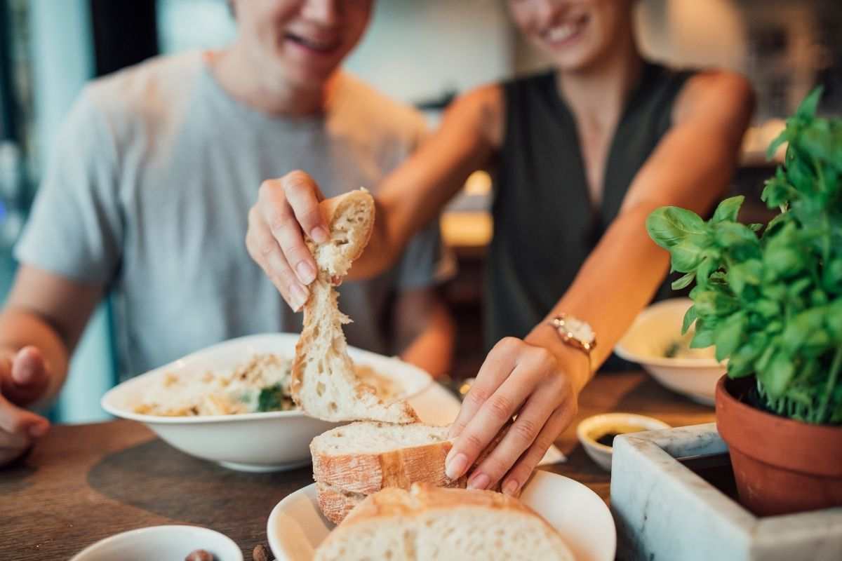 Ragazza strappa pezzetto di pane