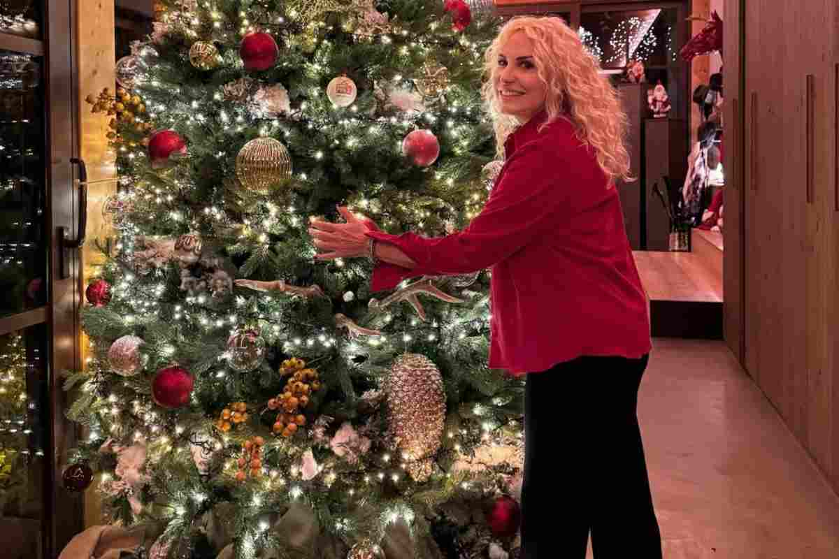 Antonella Clerici che fa l'albero di Natale